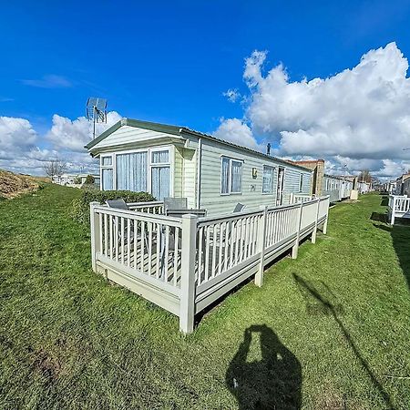Superb Caravan With Decking And Free Wifi At Naze Marine Park Ref 17236C Walton-on-the-Naze Exterior foto