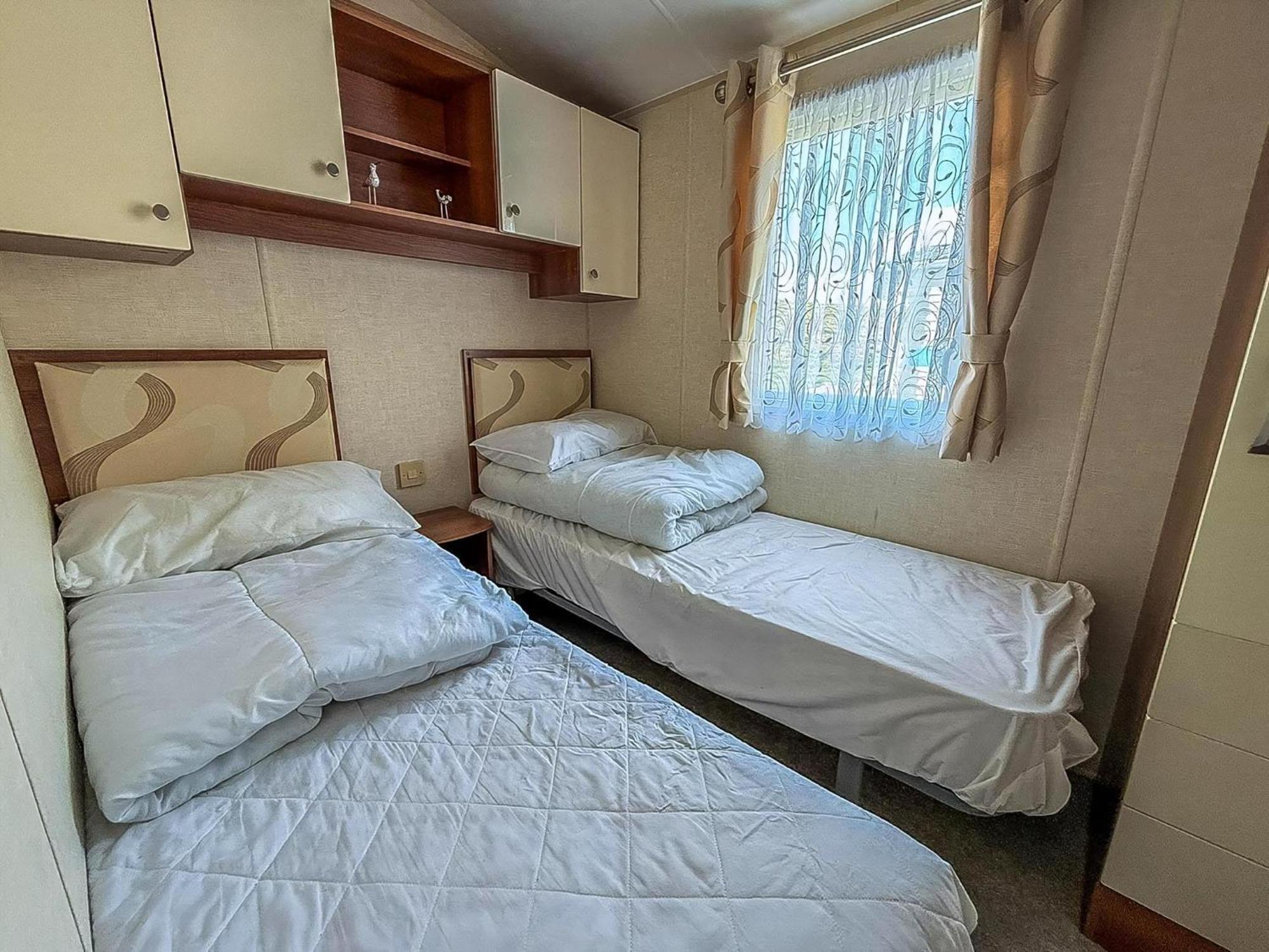 Superb Caravan With Decking And Free Wifi At Naze Marine Park Ref 17236C Walton-on-the-Naze Exterior foto