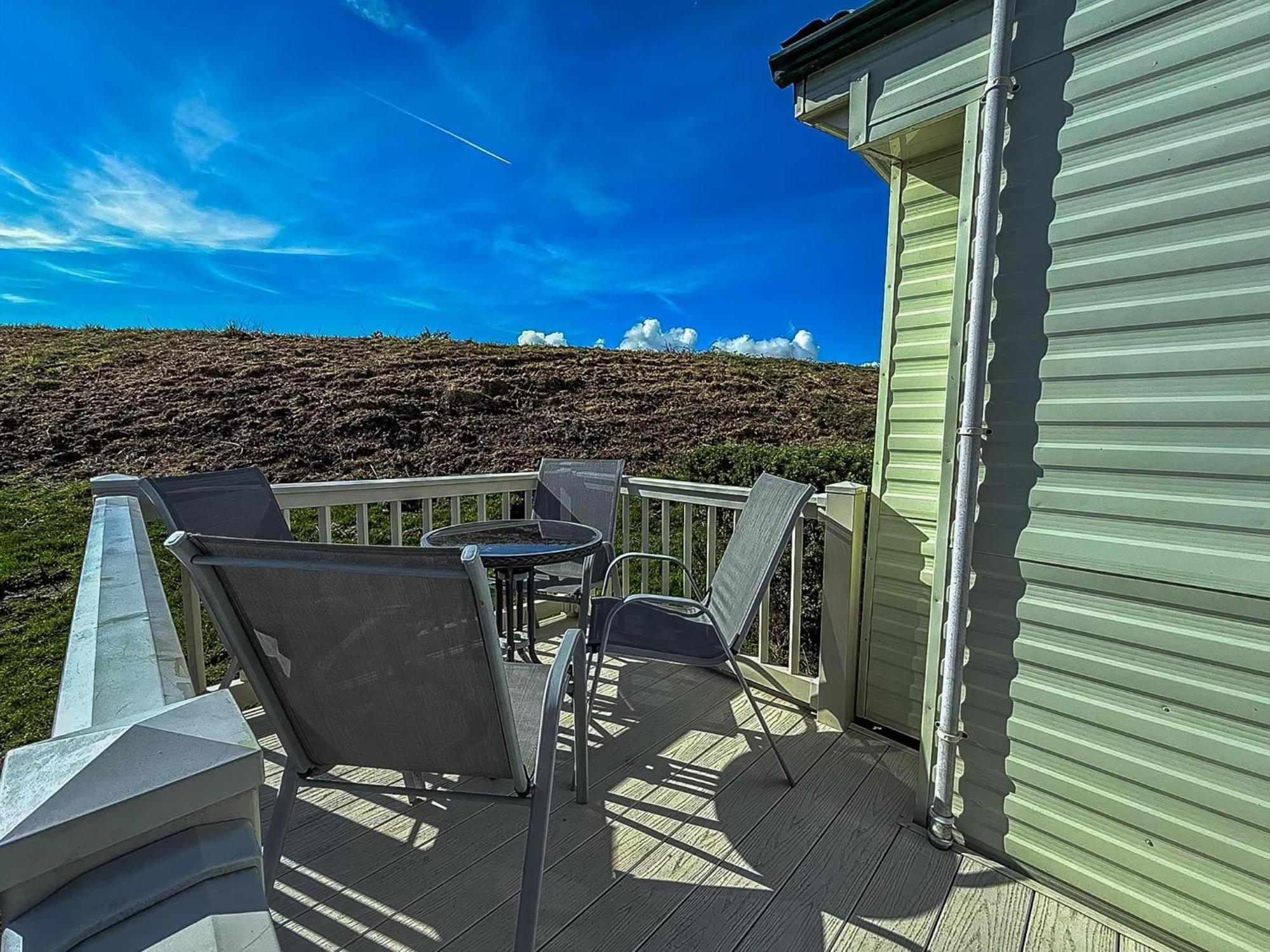 Superb Caravan With Decking And Free Wifi At Naze Marine Park Ref 17236C Walton-on-the-Naze Exterior foto