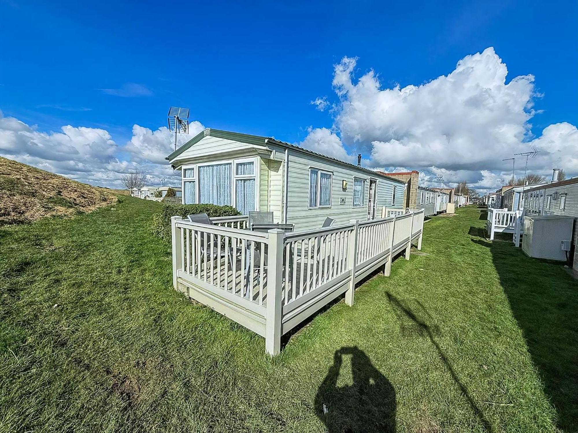 Superb Caravan With Decking And Free Wifi At Naze Marine Park Ref 17236C Walton-on-the-Naze Exterior foto