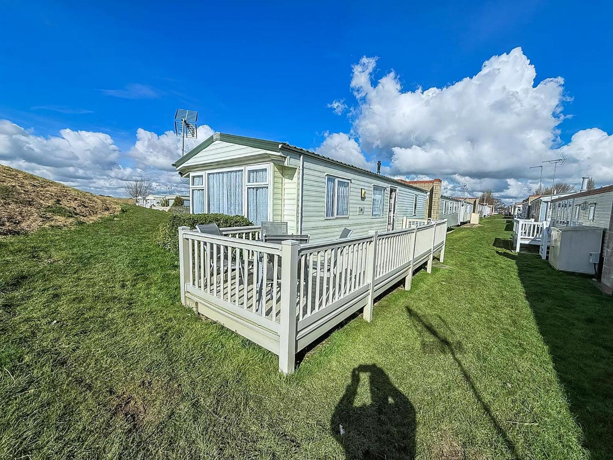 Superb Caravan With Decking And Free Wifi At Naze Marine Park Ref 17236C Walton-on-the-Naze Exterior foto
