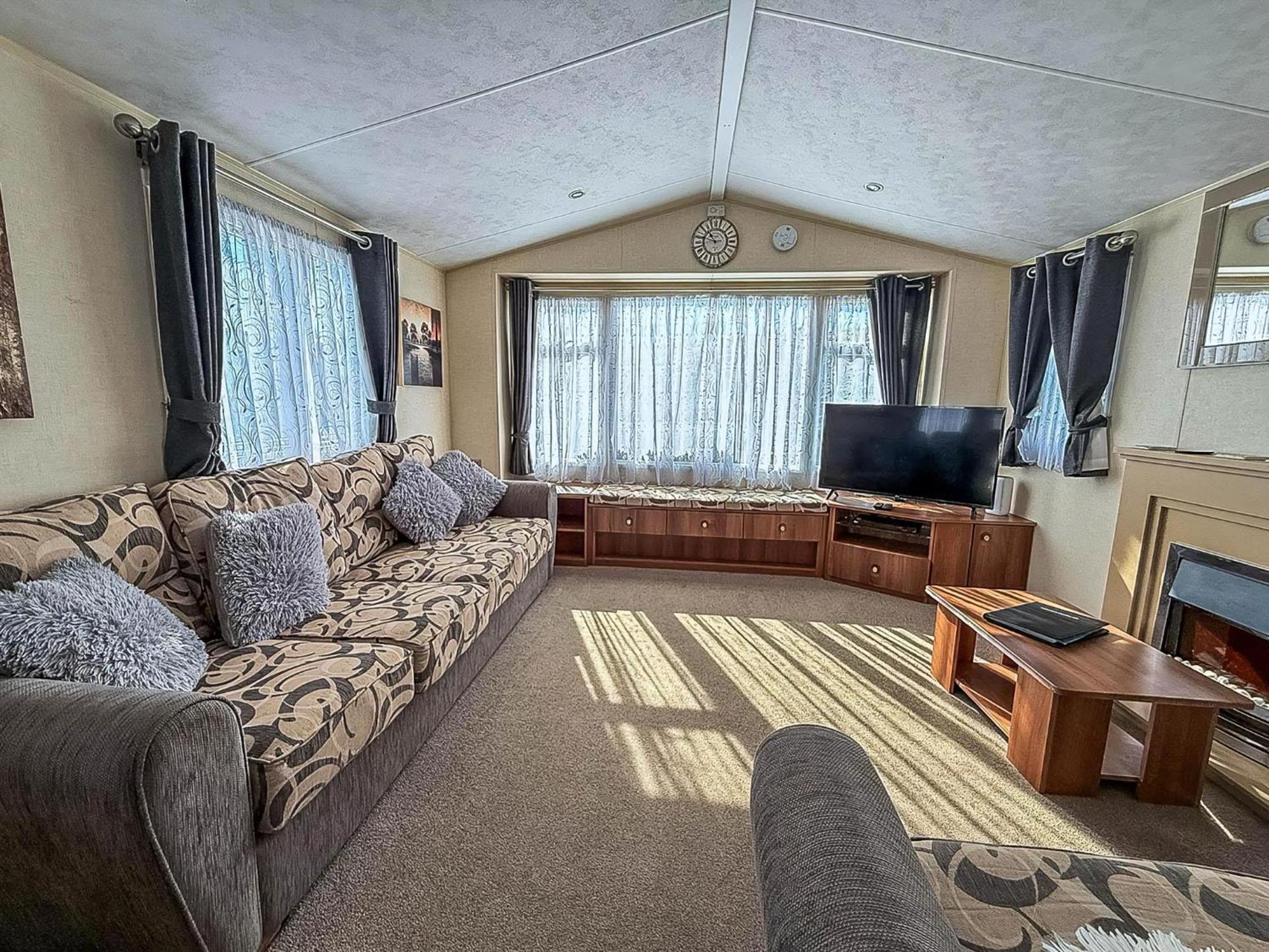 Superb Caravan With Decking And Free Wifi At Naze Marine Park Ref 17236C Walton-on-the-Naze Exterior foto