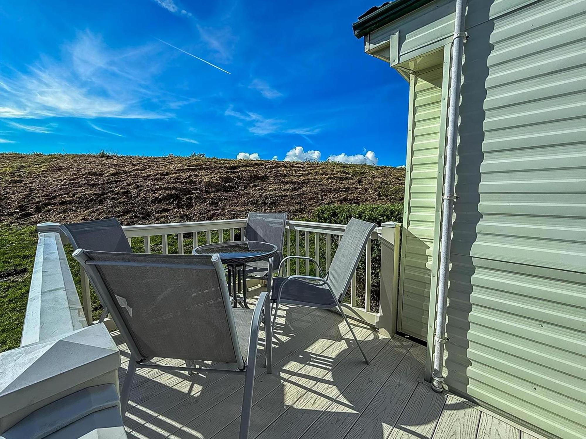 Superb Caravan With Decking And Free Wifi At Naze Marine Park Ref 17236C Walton-on-the-Naze Exterior foto